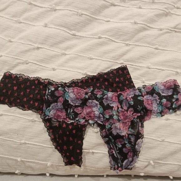 NWT Victoria's Secret Bundle of 2 XS Lace Thong Panties - Picture 1 of 4